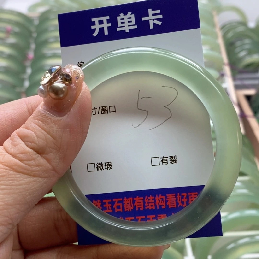 蛇纹石玉手镯未镶嵌不****。