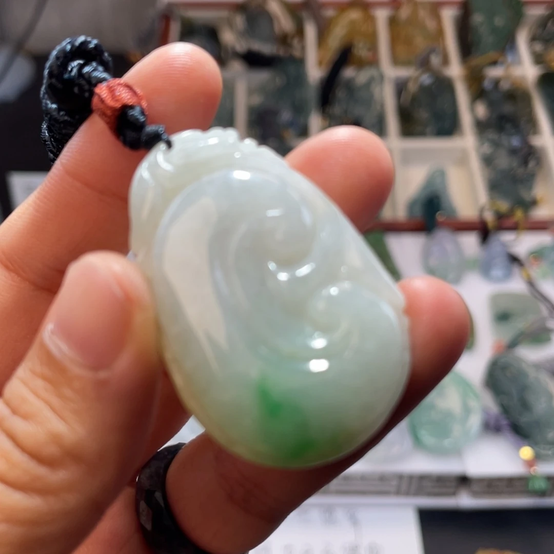 翡翠颈饰未镶嵌飘花如意挂件