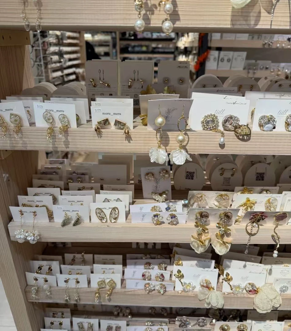 铜合金耳饰 轻奢精致时尚黑色锆石耳钉A052