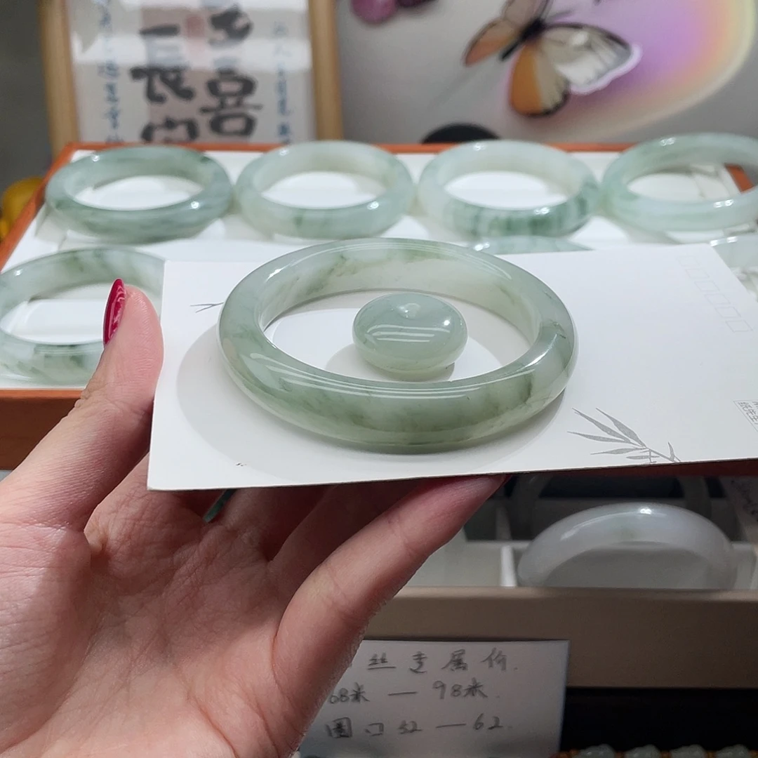 与***.石英质玉（天山翠）未镶嵌手镯60圈口