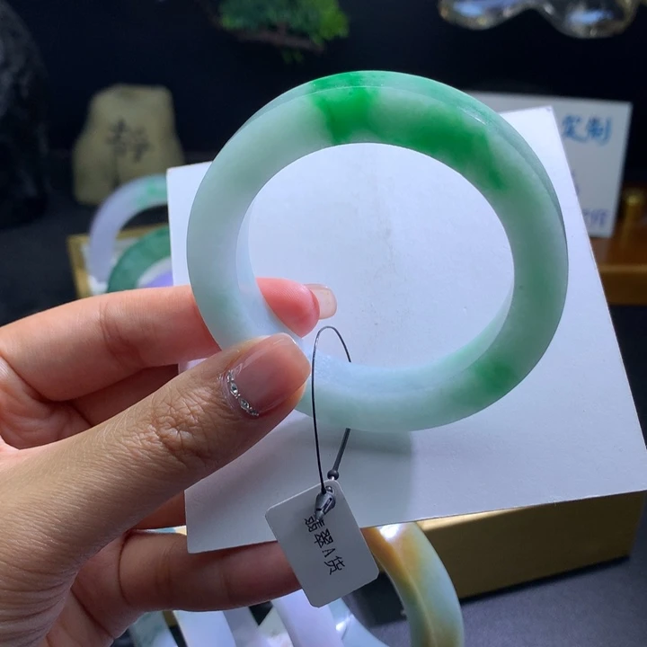 定制翡翠未镶嵌春彩