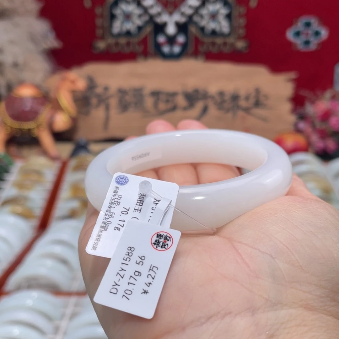 未镶嵌手镯和田玉天然优雅气质且末老料