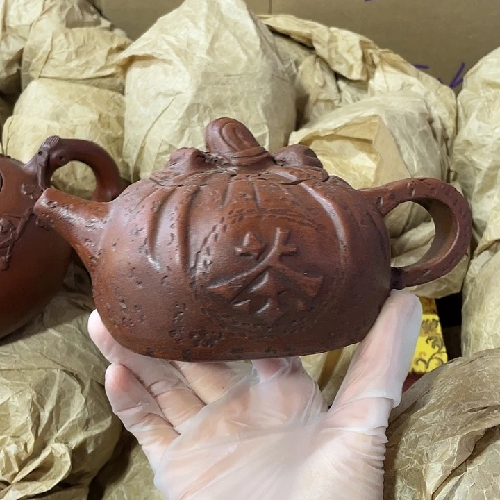 紫砂茶壶原矿泥料，手工制作一把紫砂壶。