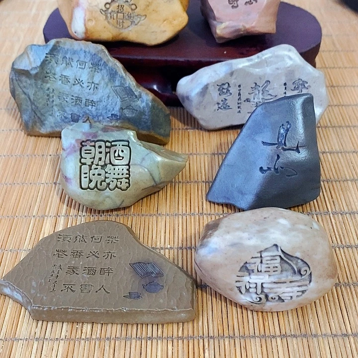 诺***敦原石雕刻工艺品手把摆件