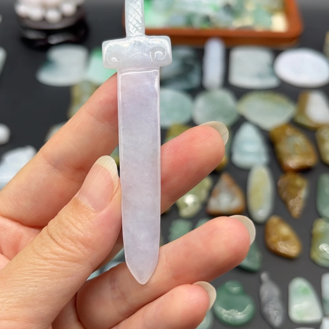 翡翠未镶嵌颈饰宝剑