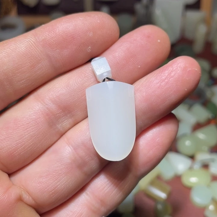 东***转和田玉未镶嵌吊坠(不含链)