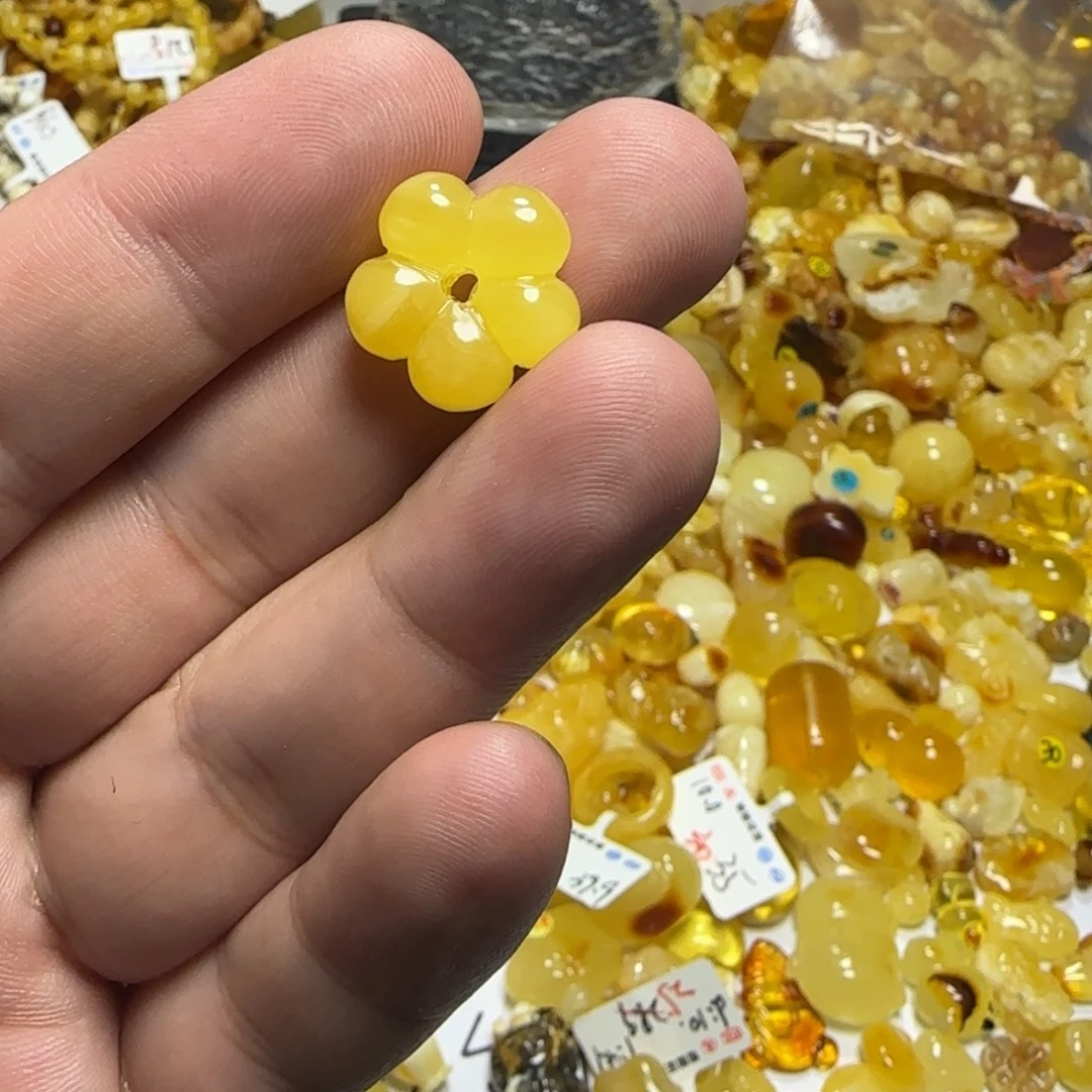 姜***姜琥珀未镶嵌裸石1.24克