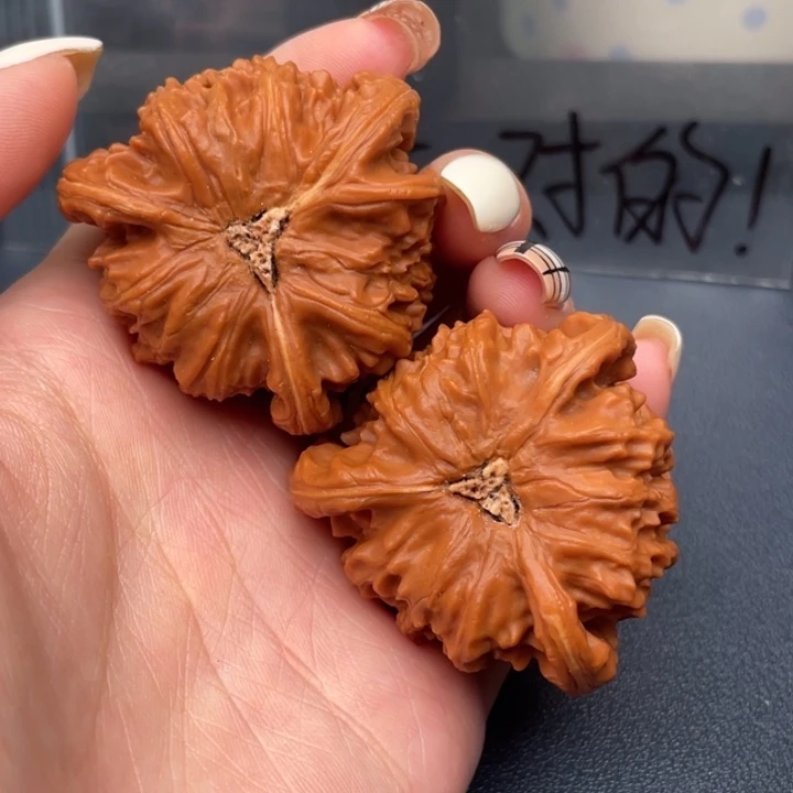 闫***儿文玩核桃吊坠白狮子
