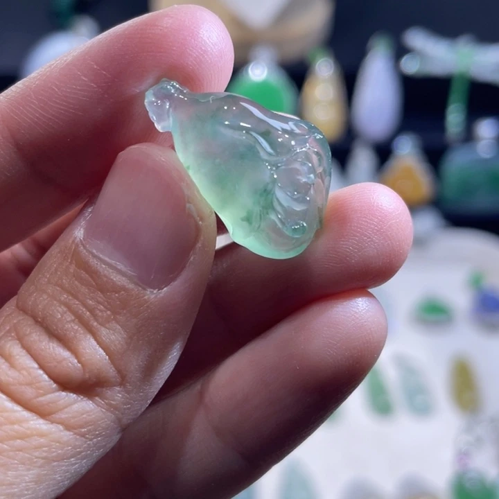 翡翠未镶嵌颈饰玉兰花