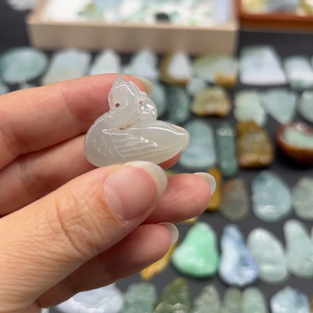 翡翠未镶嵌颈饰天鹅