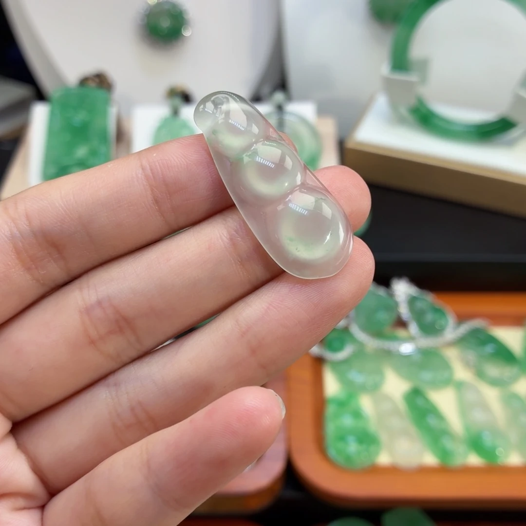 石英质玉（非洲翠）未镶嵌颈饰