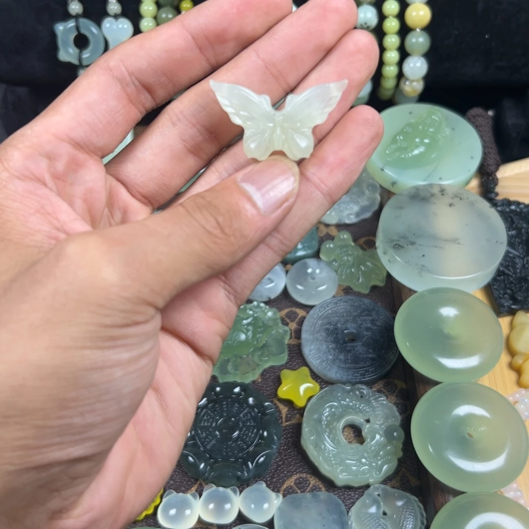 未镶嵌蛇纹石玉颈饰蝴蝶小