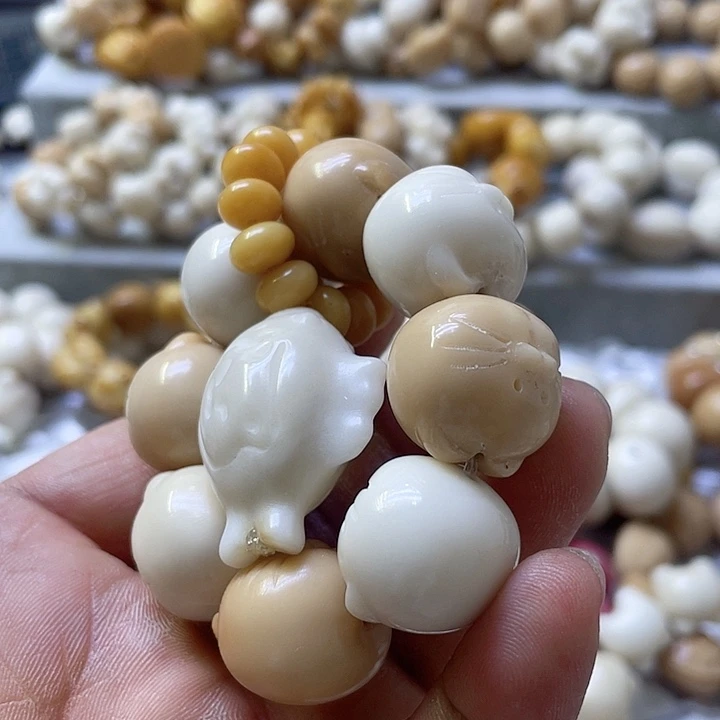 白玉菩提吊坠微瑕象牙果胡子猫手捻20
