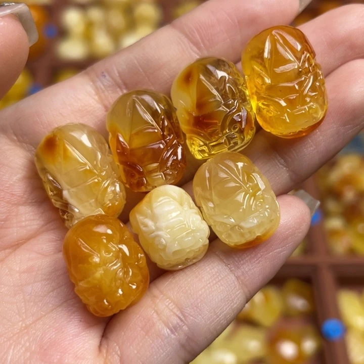 蜜蜡未镶嵌珠宝奇石满蜡俏色小貔貅发一微微瑕