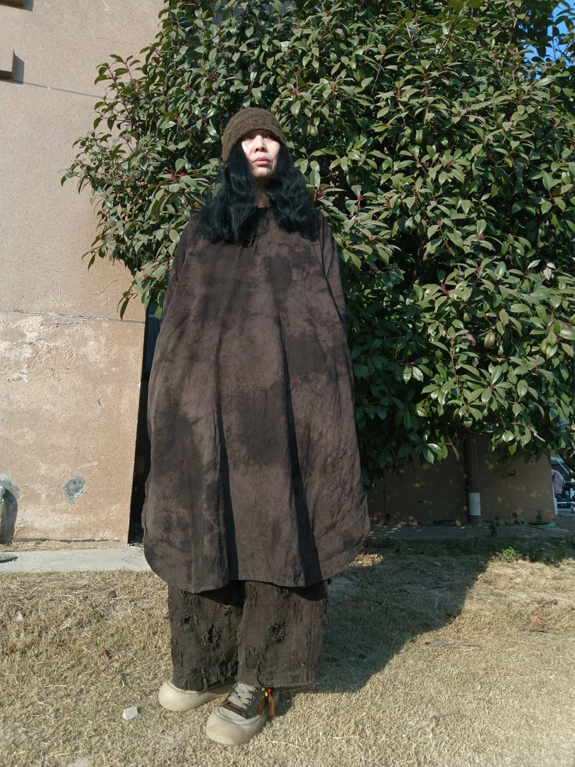 手工制作植物染色汉麻长袍。