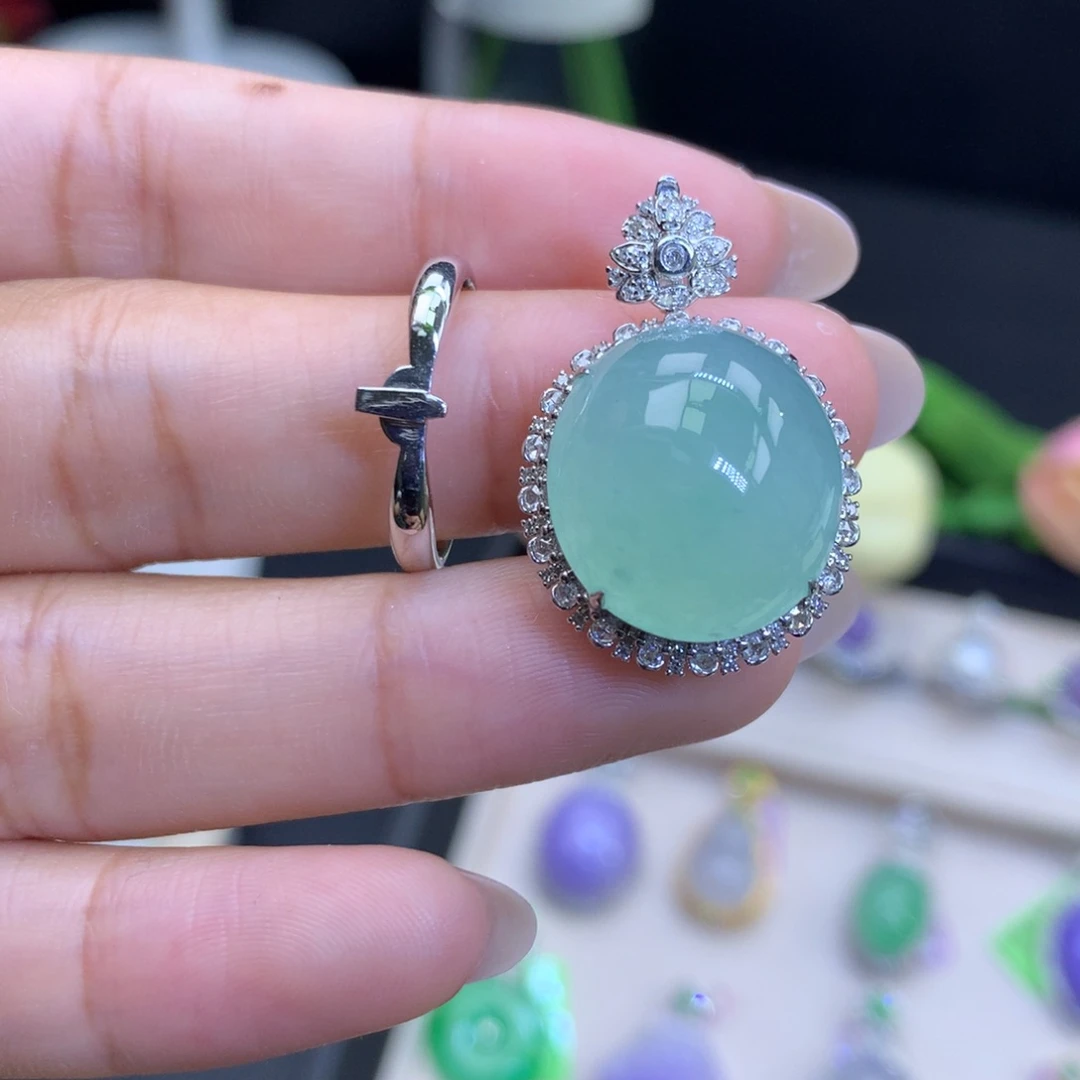 翡翠18K金镶嵌颈饰