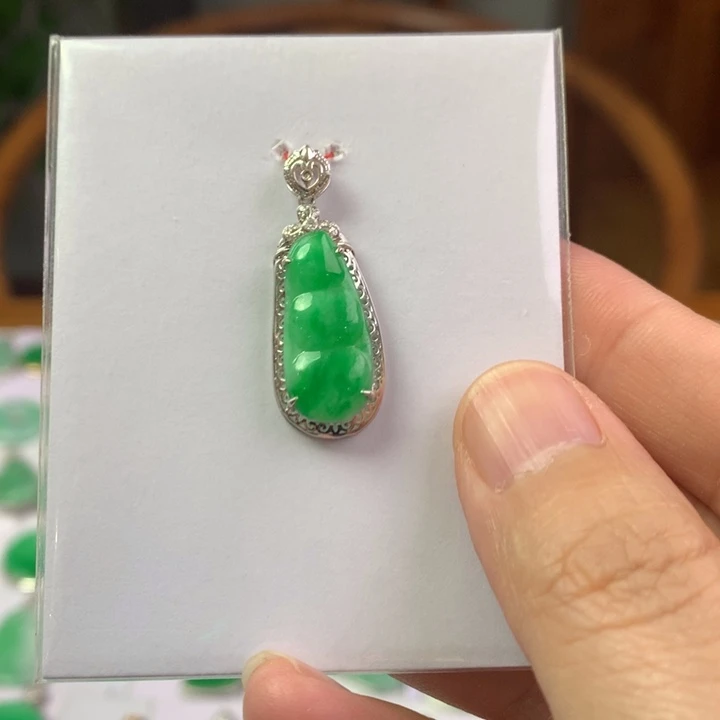 翡翠18K金镶嵌颈饰翡翠吊坠