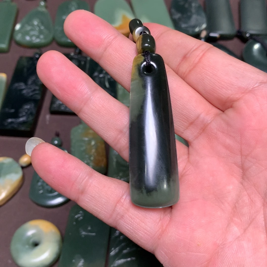 铁***筝岫岩河磨玉（透闪石质玉）未镶嵌颈饰
