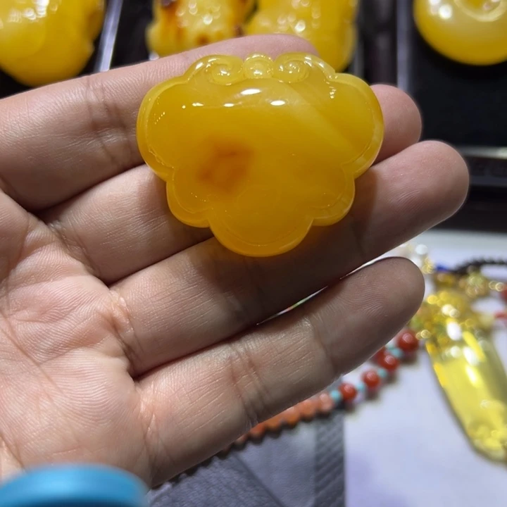 如***意琥珀未镶嵌颈饰琥珀吊坠