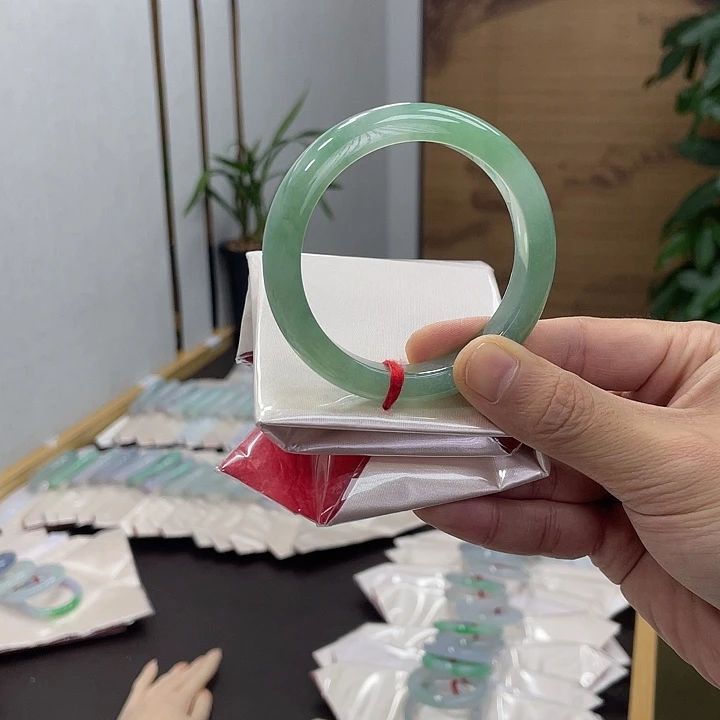 翡翠未镶嵌手镯翡翠