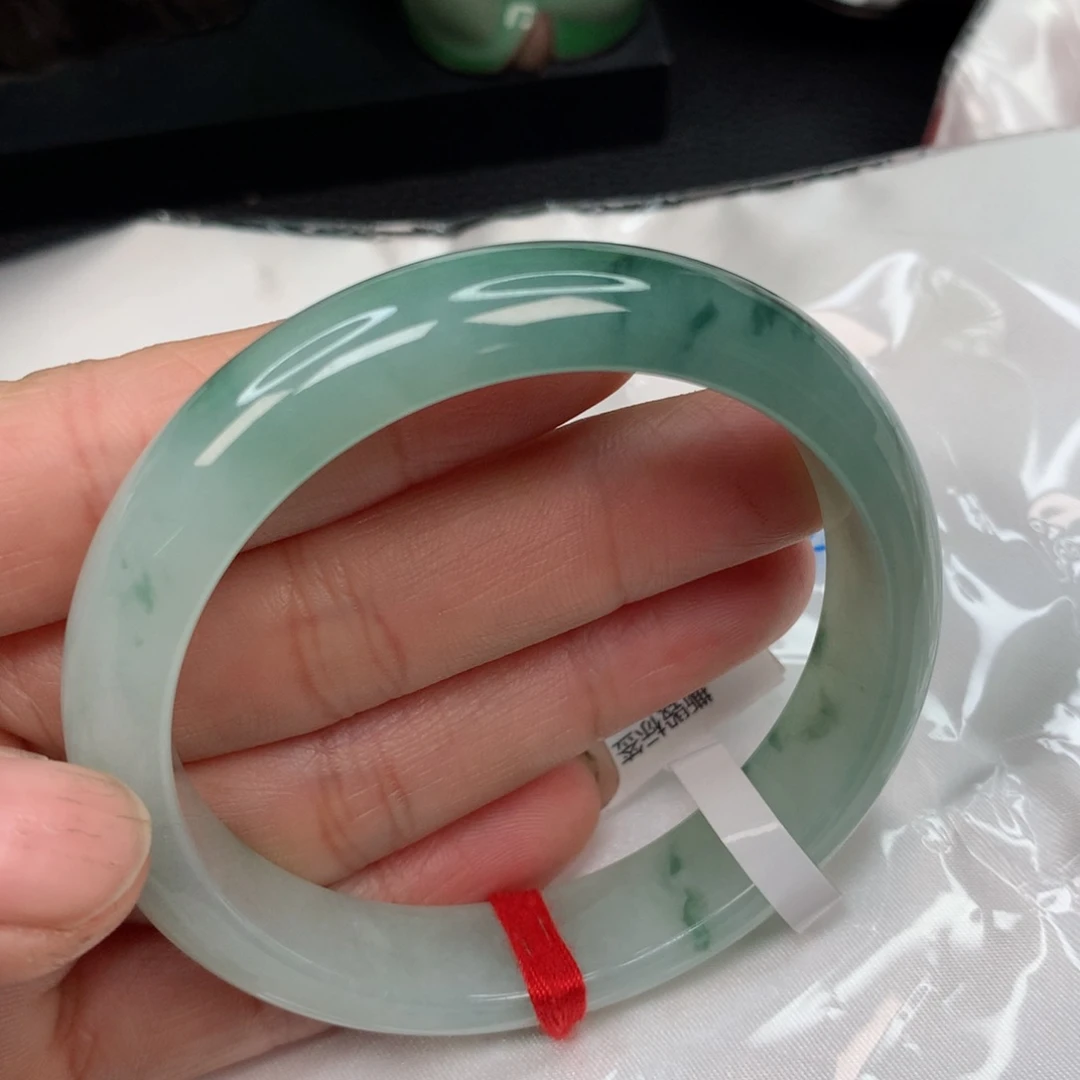 翡翠手镯未镶嵌………….