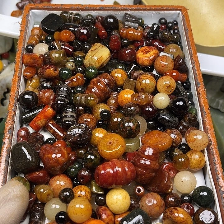 未镶嵌透闪石质玉珠宝奇石
