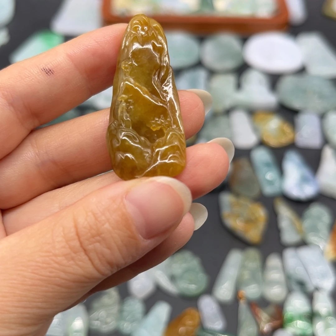 翡翠未镶嵌颈饰山水