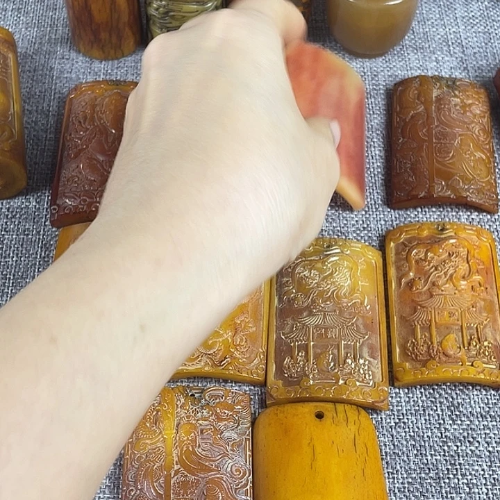 吴***房木质非金属牌子，，