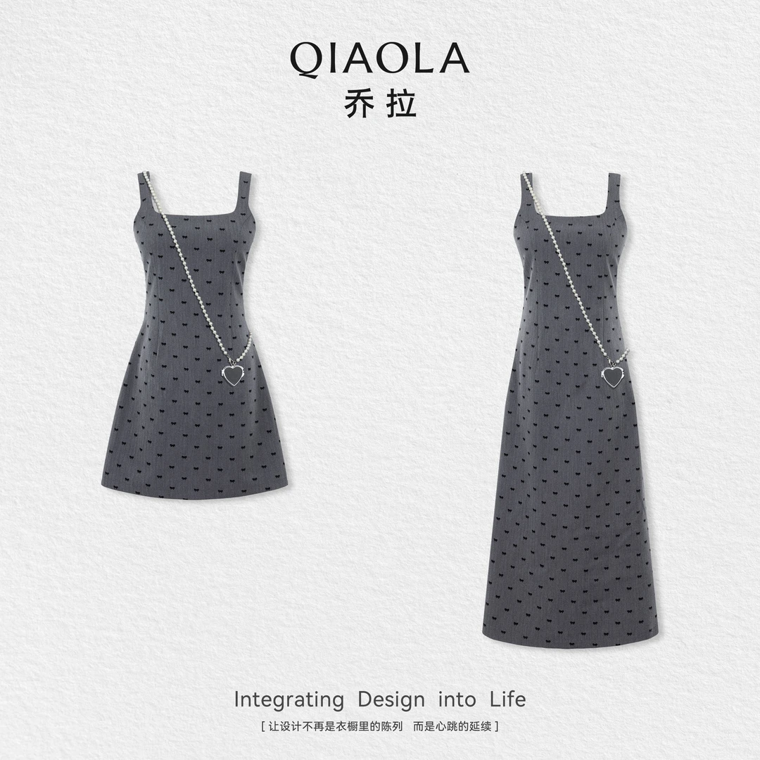 QIAOLA/乔拉【智性美人】秋季梭织植绒印花显瘦气质吊带连衣裙