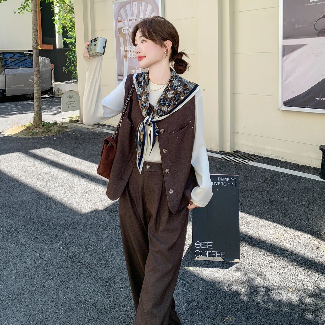 法式轻熟风时尚慵懒套装女秋季新款设计感显瘦马甲长裤丝巾两件套