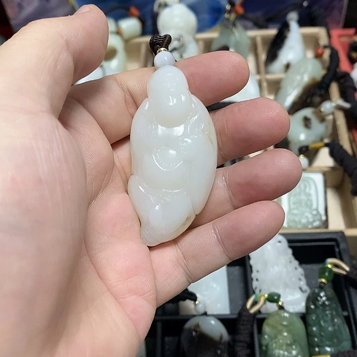 人***司和田玉未镶嵌颈饰