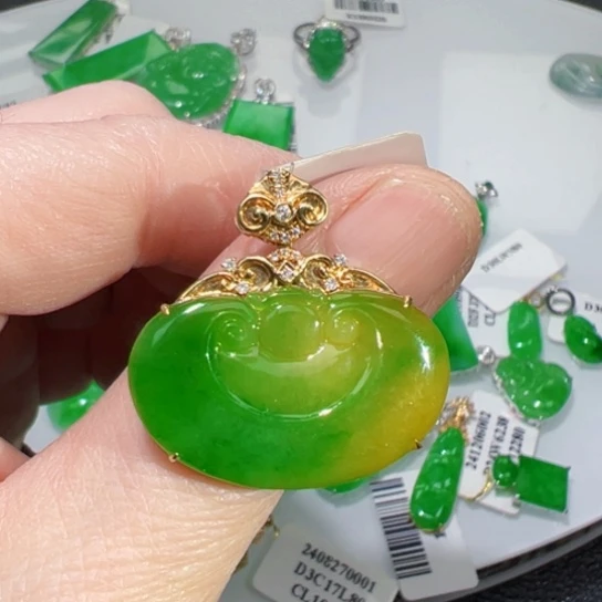 颈饰18K金镶嵌翡翠