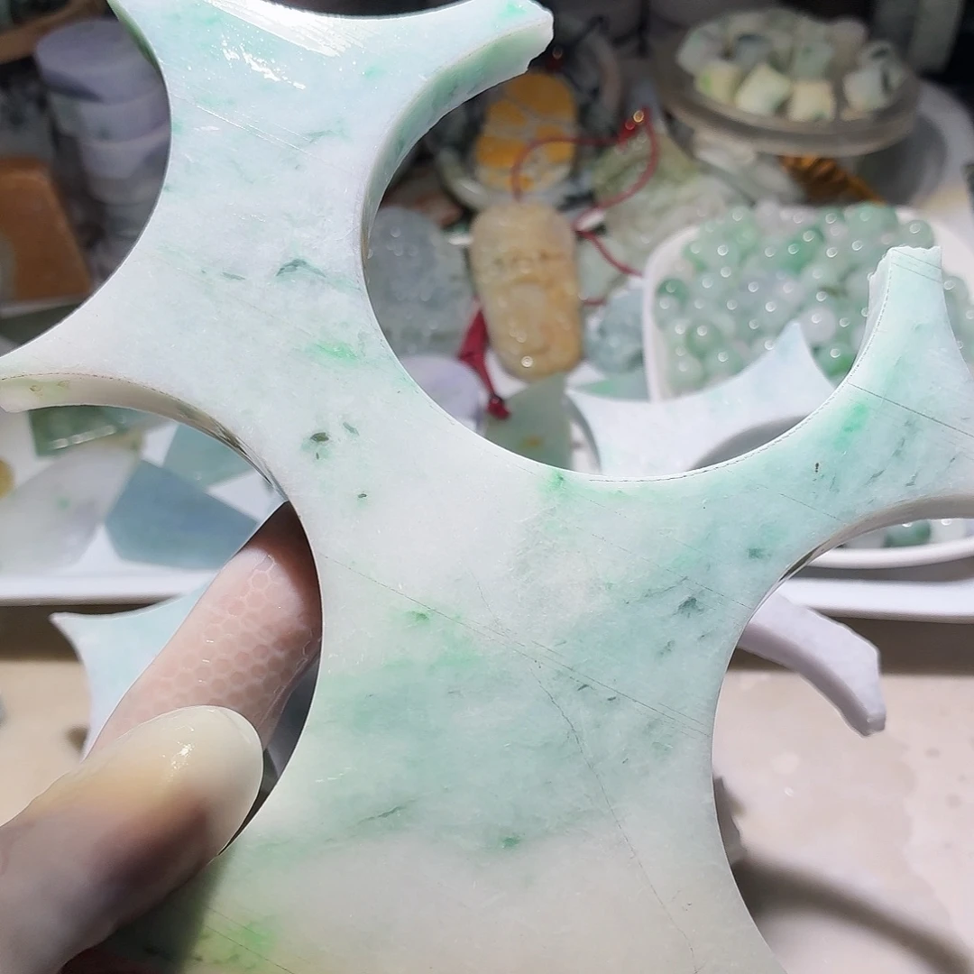 翡翠未镶嵌颈饰边角料