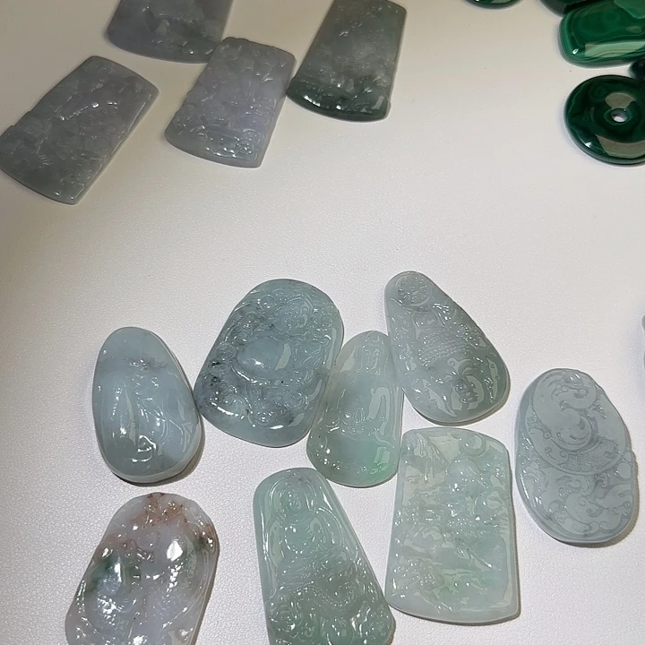 鲸***说翡翠未镶嵌颈饰翡翠