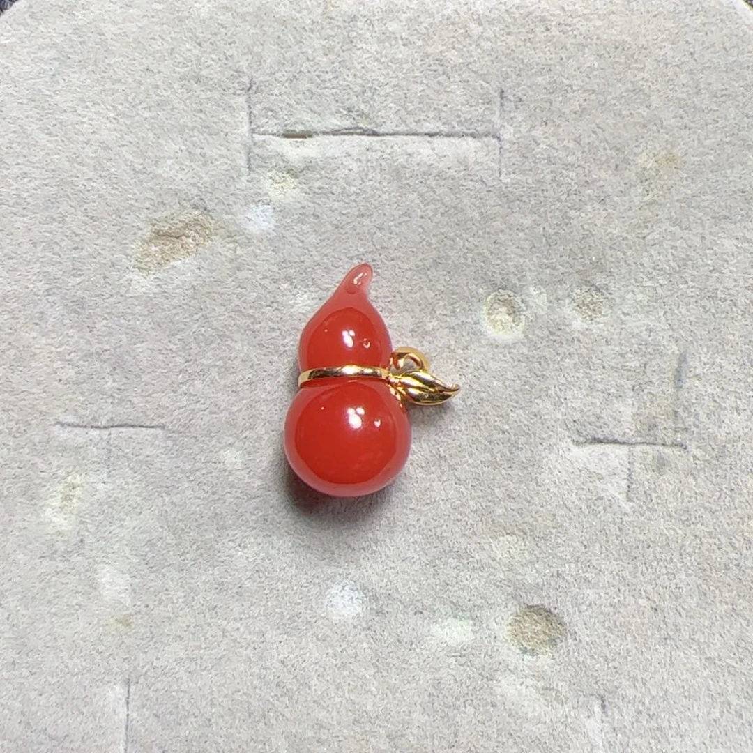 南红玛瑙18K金镶嵌冰红葫芦吊坠