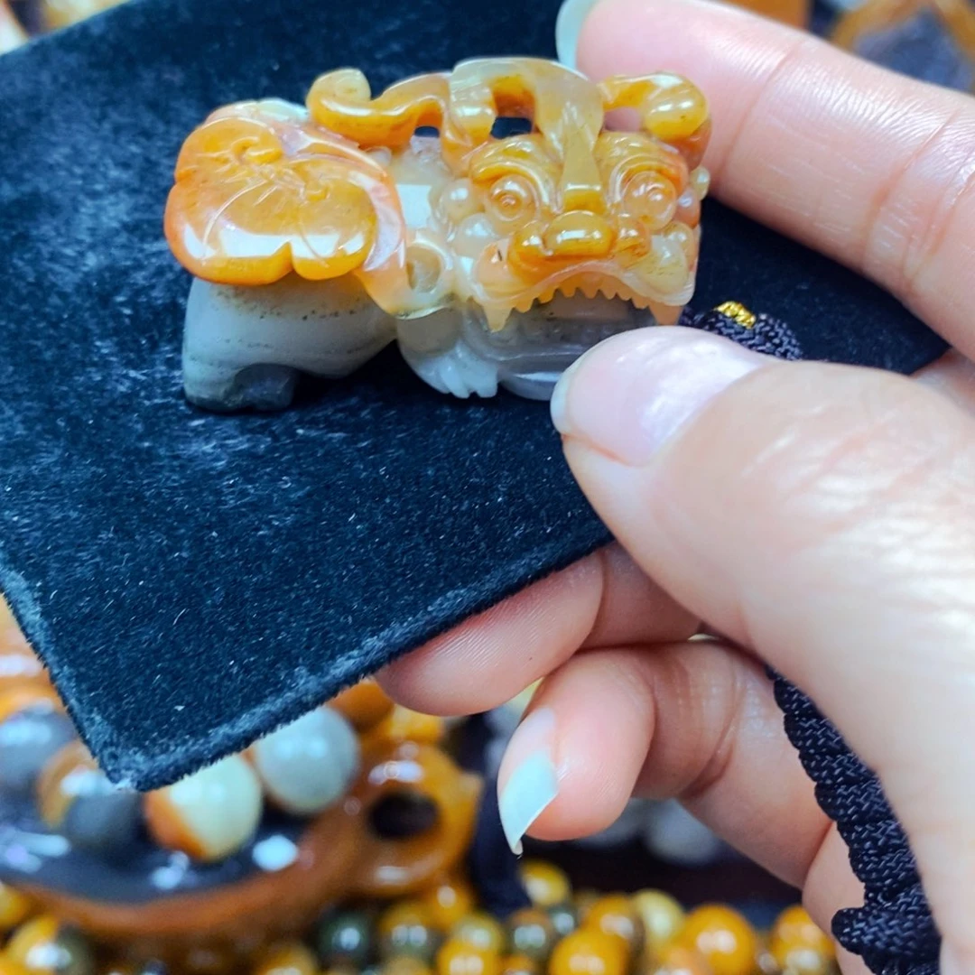 未镶嵌石英质玉（黄龙玉）颈饰