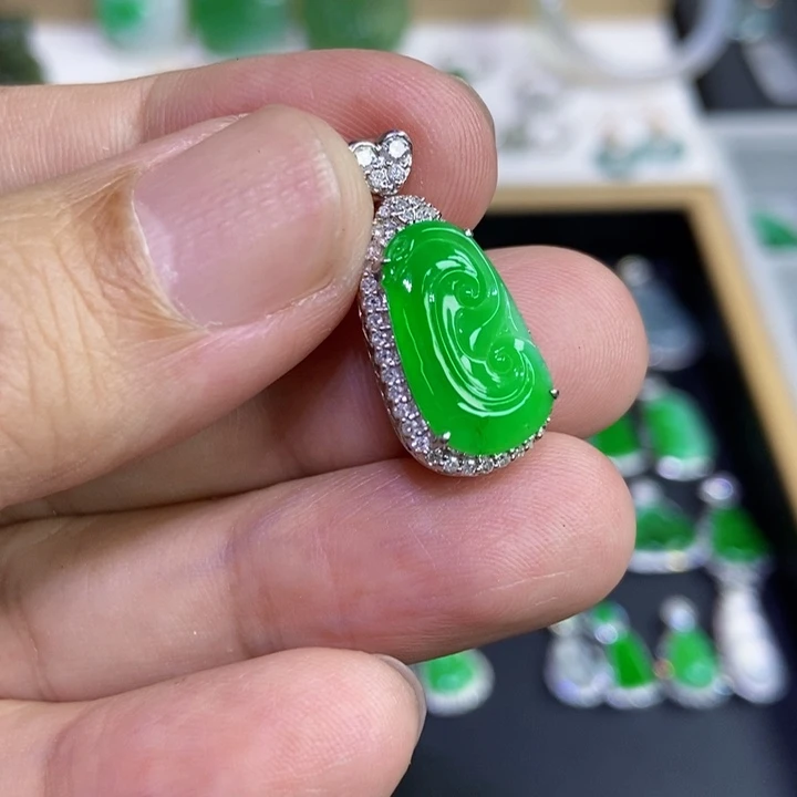 翡翠18K金镶嵌颈饰