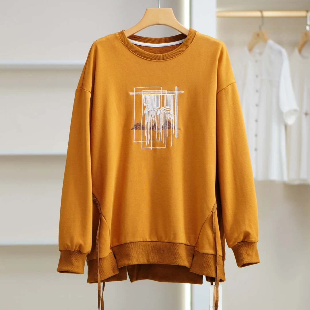 【诗M】Z021  女装时尚春季套头几何绣花卫衣蜂蜡色2309390