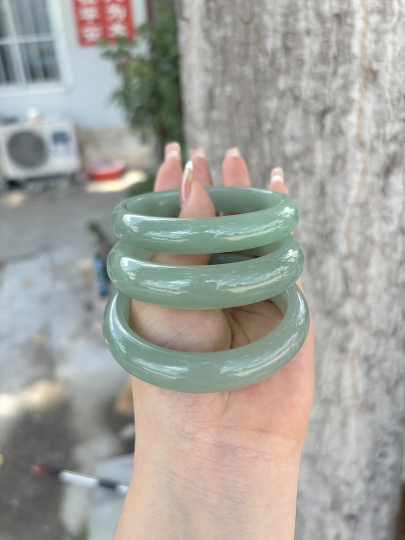 天然新疆老料东陵玉薄荷奶绿手镯多样性发一