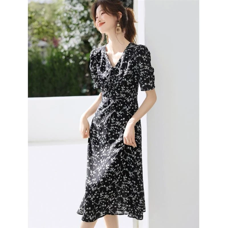 专柜同款洋气品2025夏季赫本风显瘦v领碎花短袖连衣裙女法式气质