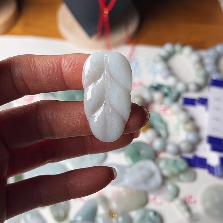 翡翠未镶嵌颈饰翡翠叶子