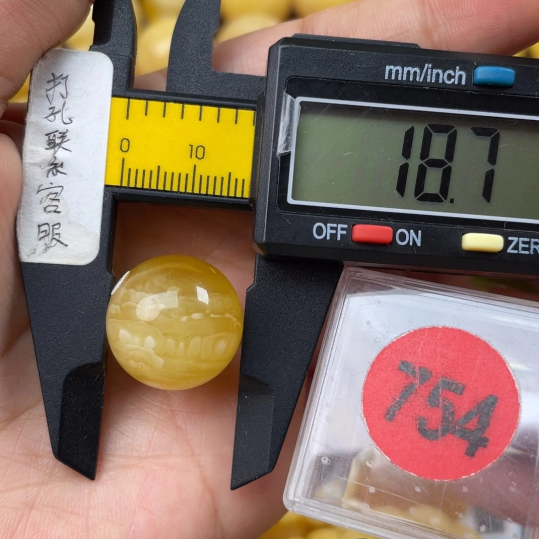 未镶嵌琥珀珠宝奇石志**场
