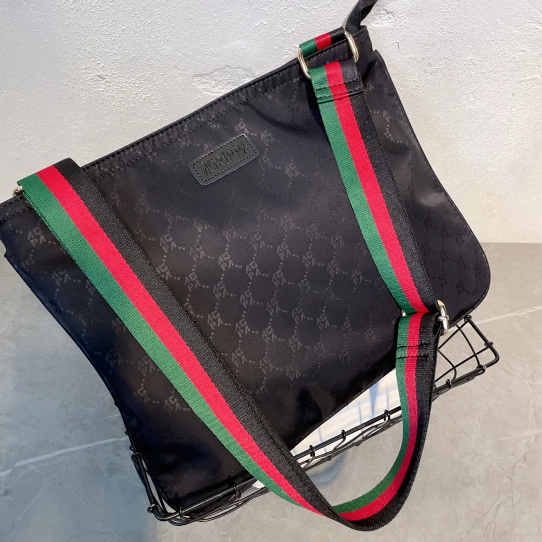 男士单肩包高端印花轻奢潮流斜挎包休闲大容量简约轻便通勤包百搭