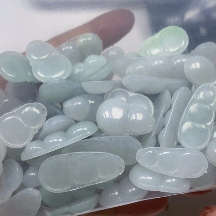 翡翠未镶嵌颈饰悟*