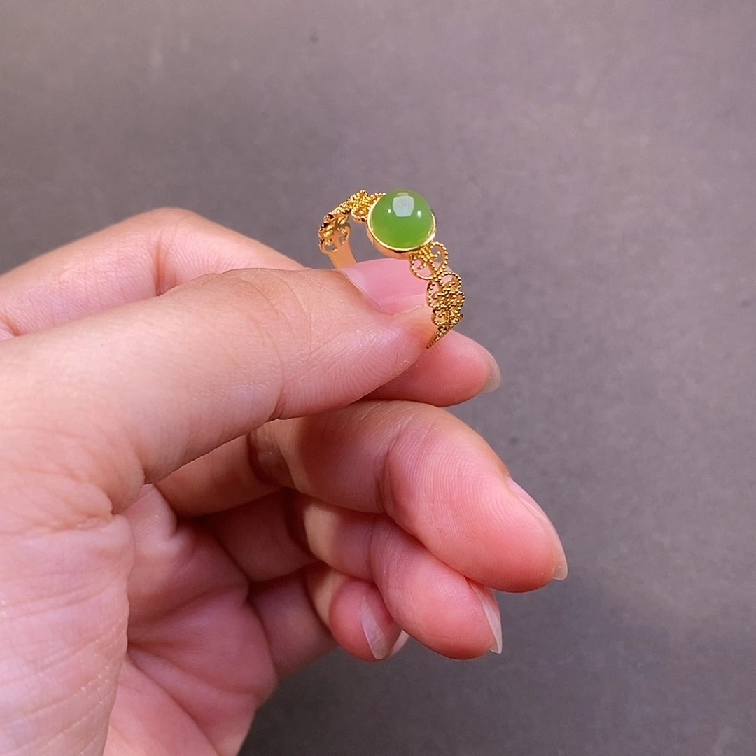 金***。18K金镶嵌戒指和田玉（碧玉）