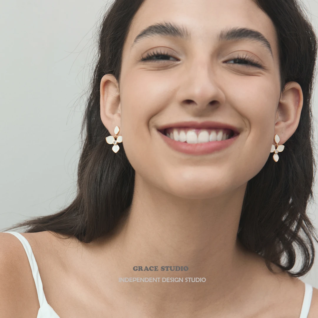 铜合金珐琅耳饰 春夏法式优雅白色珐琅花朵度假风复古酒红色耳饰