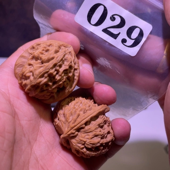 浩***皓文玩核桃吊坠029白狮子