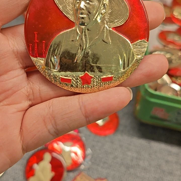 W***^伟人爷爷纪念品。，