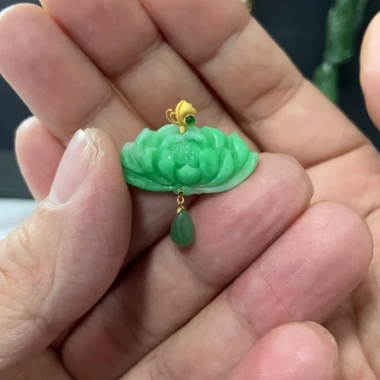 翡翠18K金镶嵌颈饰缅绿