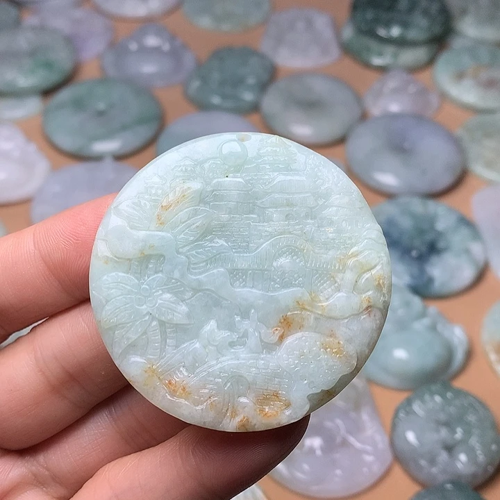 翡翠未镶嵌颈饰山水